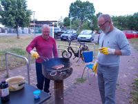 unserer Pr&auml;sident Wolfgang und Otto (J&ouml;rg) beim grillen